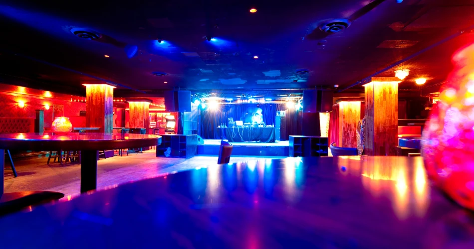 Explore SinQ Nightclub: Candolim’s Party Pulse